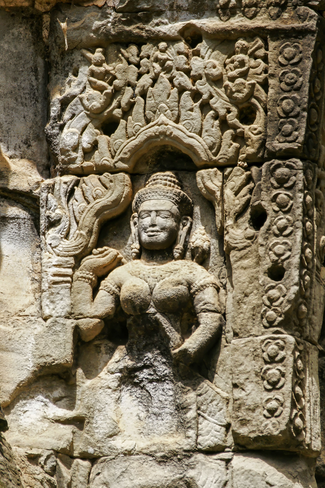 Ta Prohm ("königliches Kloster") ist ein zwischen dem späten 12. und frühen 13. Jahrhundert erbauter Tempel. Der Ta Prohm wurde während der Herrschaft des letzten großen Königs des Khmer-Reiches  erbaut, einem Anhänger des Mahayana-Buddhismus.